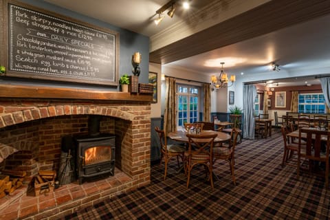 Dining area, fireplace