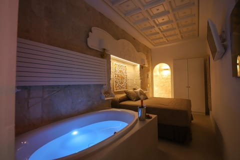 Hot Tub, Photo of the whole room