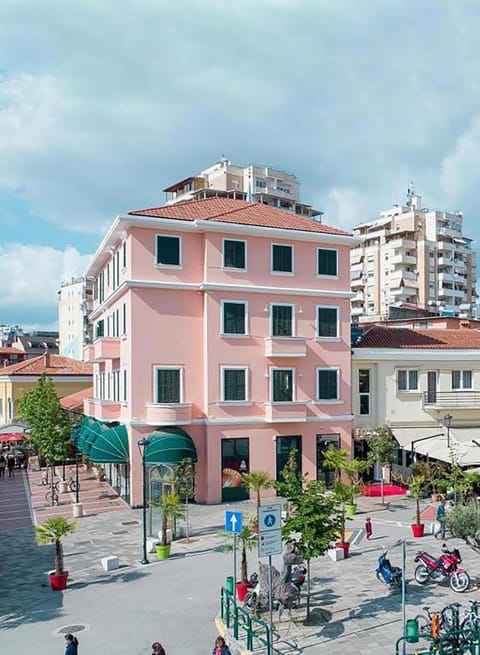 Property building, Day, Neighbourhood, City view, Street view, Location, Parking