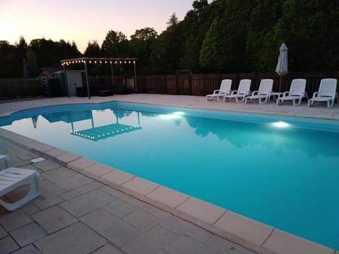 Pool view, Swimming pool, sunbed