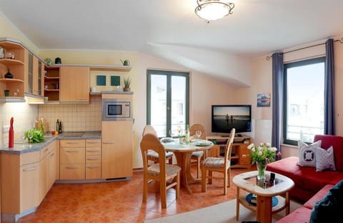 Kitchen or kitchenette, Seating area, Dining area