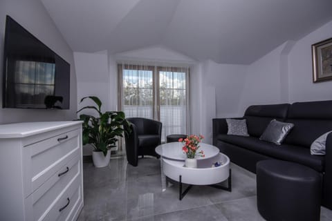 Communal lounge/ TV room, TV and multimedia, Living room, Photo of the whole room, Seating area