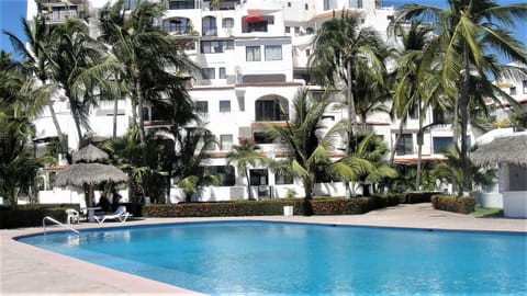 Property building, Swimming pool, Swimming pool
