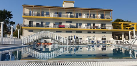 Property building, Swimming pool, Swimming pool