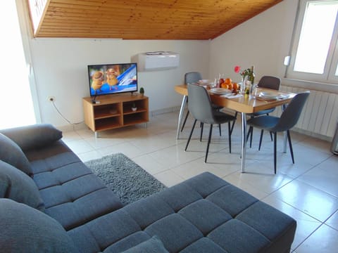 TV and multimedia, Living room, Seating area, Dining area
