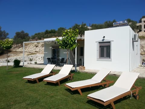 Property building, Day, Garden, Area and facilities