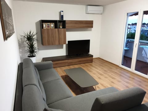 Communal lounge/ TV room, TV and multimedia, Living room, Seating area