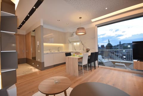 Kitchen or kitchenette, Seating area, Dining area