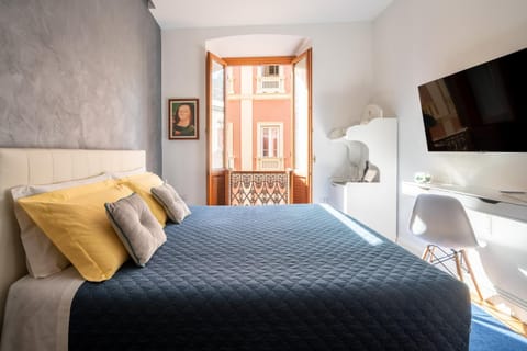 Bed, TV and multimedia, Photo of the whole room, Bedroom