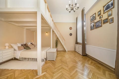 Bedroom, bunk bed