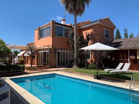 Chalet con piscina a 50 m de la playa . House in Marbella