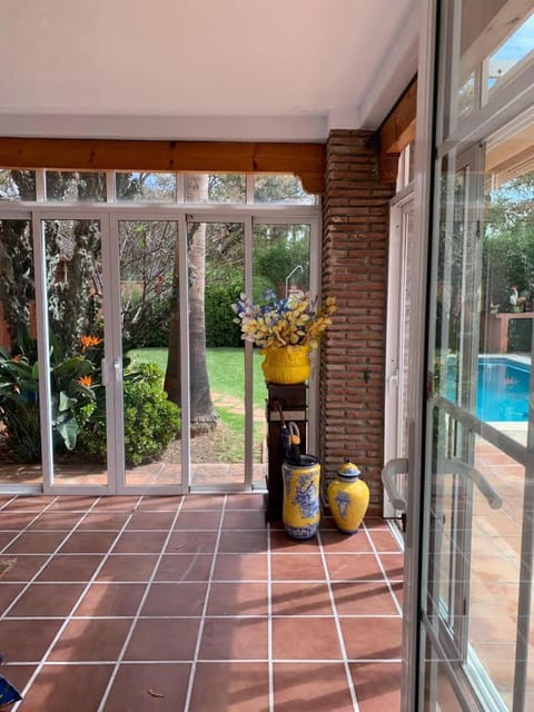 Chalet con piscina a 50 m de la playa . House in Marbella