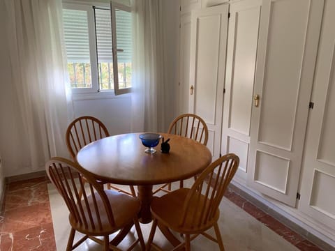 Chalet con piscina a 50 m de la playa . House in Marbella