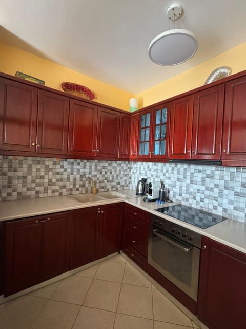 Coffee/tea facilities, Kitchen or kitchenette, dishwasher, oven