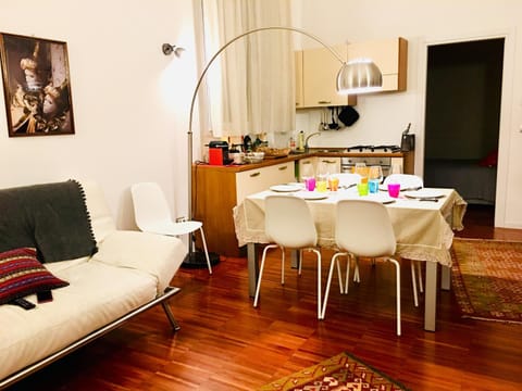 Coffee/tea facilities, Kitchen or kitchenette, Living room, Seating area, Dining area, stove