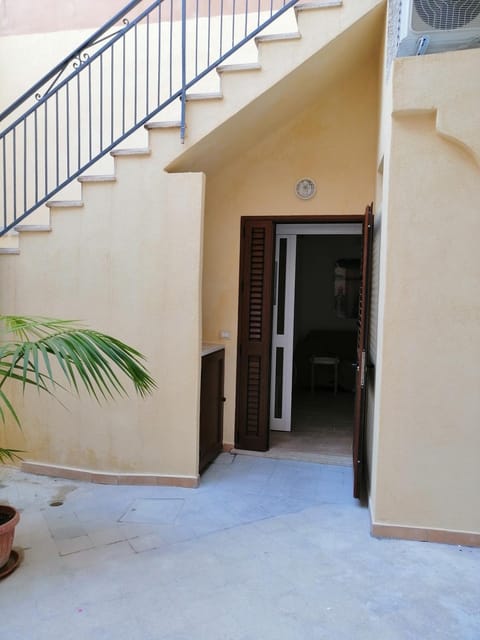 Patio, Facade/entrance