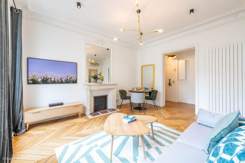 Bed, TV and multimedia, Living room, Seating area