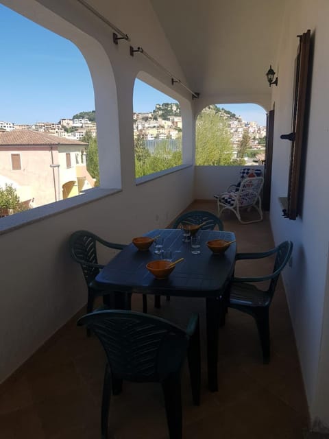 Balcony/Terrace, Dining area, City view, Landmark view, Mountain view