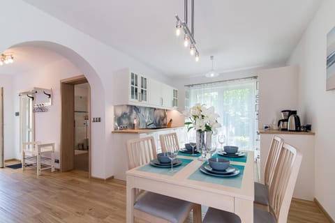 Kitchen or kitchenette, Dining area