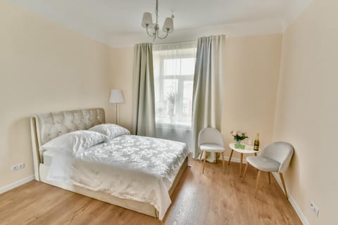Bed, Living room, Photo of the whole room, Seating area, Dining area, Bedroom