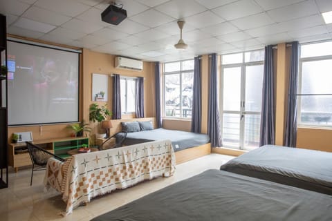 Communal lounge/ TV room, Bed, TV and multimedia, Living room, Seating area, Evening entertainment, Entertainment