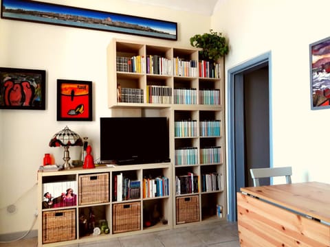 Communal lounge/ TV room, Library, TV and multimedia, Living room, Seating area, Dining area