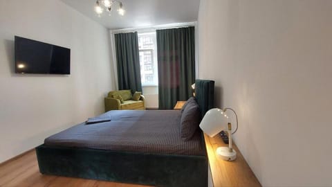 Bed, TV and multimedia, Bedroom