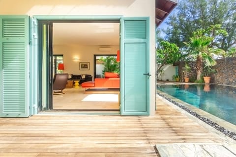 Patio, Facade/entrance, Living room, Swimming pool, Swimming pool
