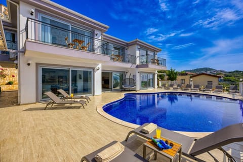 Property building, Day, Swimming pool