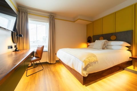 Bed, TV and multimedia, Photo of the whole room, Bedroom