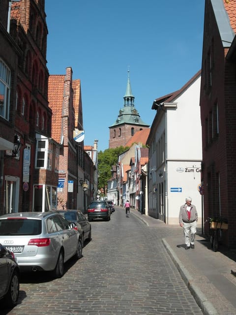 Property building, Nearby landmark, Neighbourhood, City view, Street view