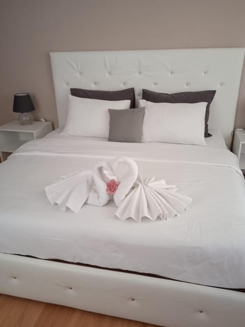 Bed, towels