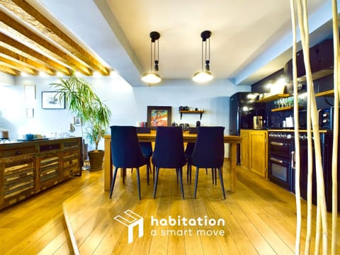 Kitchen or kitchenette, Dining area