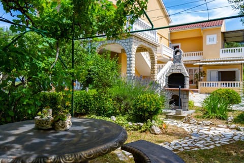 Patio, BBQ facilities, Garden