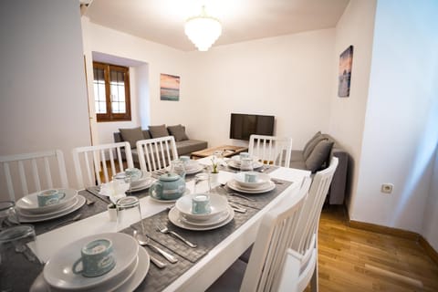 TV and multimedia, Living room, Seating area, Dining area