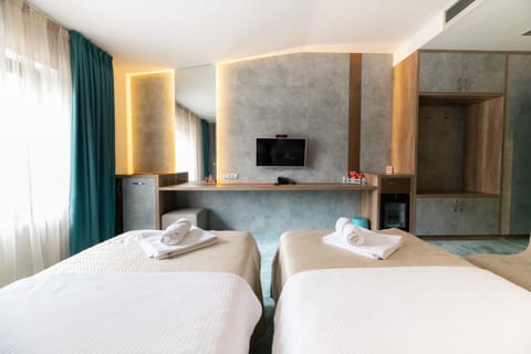 Bed, TV and multimedia, Photo of the whole room, Bedroom, towels