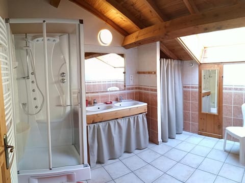 Maison en pierre avec sauna et jardin à Chalmazel - FR-1-496-39 House in Auvergne-Rhône-Alpes