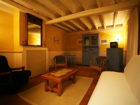 Gîte charmant au château, Le Veurdre - FR-1-489-163 House in Centre-Val de Loire