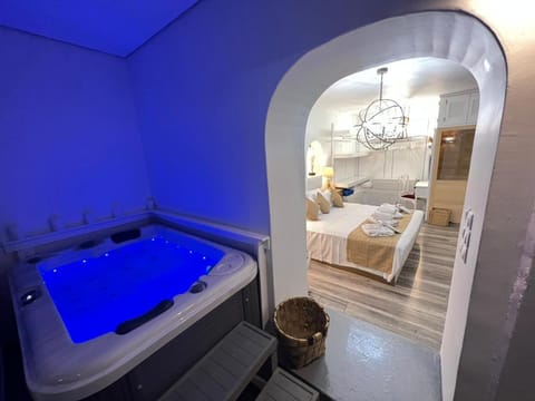 Bed, Hot Tub, Bedroom