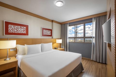 Bed, TV and multimedia, View (from property/room), Bedroom