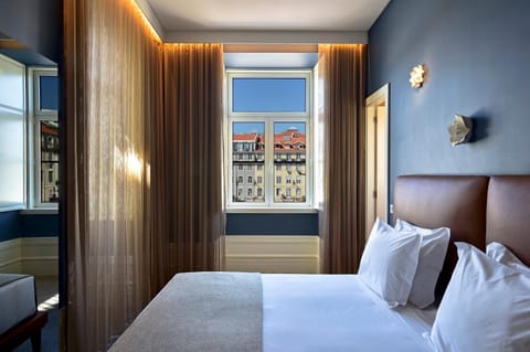 Bedroom, City view