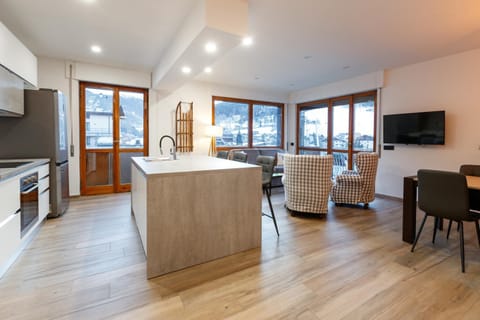 Centre of Old Town, Fully Renovated, Amazing Views & Car Park Apartment in Bormio