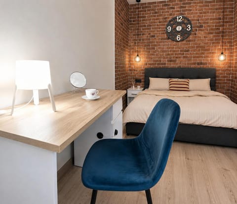 Bed, Photo of the whole room, Seating area, Bedroom