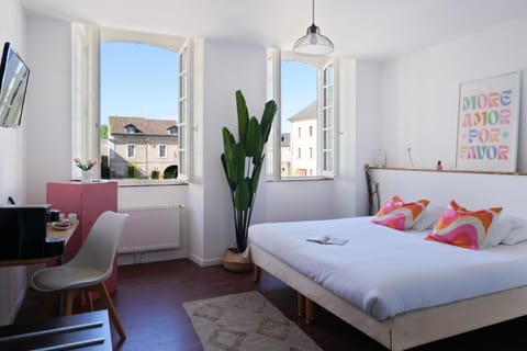 Bed, Photo of the whole room, Seating area, Bedroom