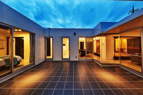 Facade/entrance, Balcony/Terrace