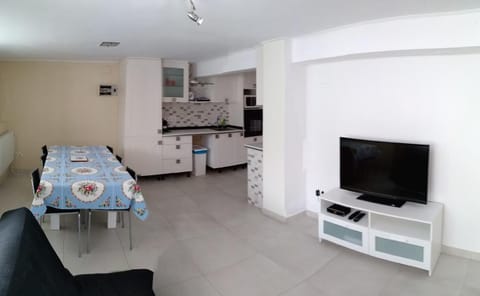 TV and multimedia, Kitchen or kitchenette, Dining area, Communal kitchen