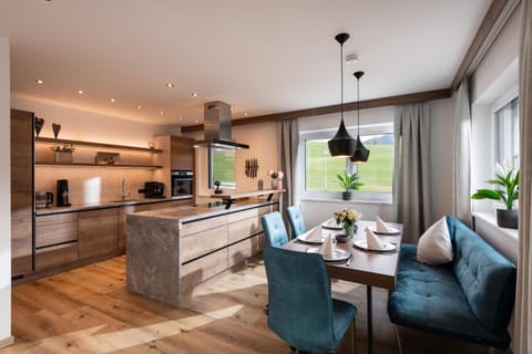 Kitchen or kitchenette, Seating area, Dining area