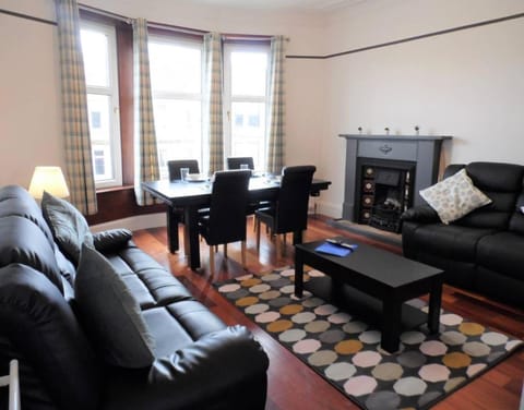 4 Bed Apartment, Paisley - Near GLA Airport Apartment in Paisley