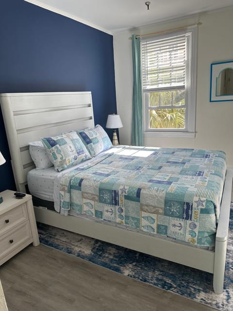 Cozy Studio in the Heart of the Palm Beach Island Apartment in Palm Beach