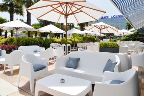 Patio, Lounge or bar